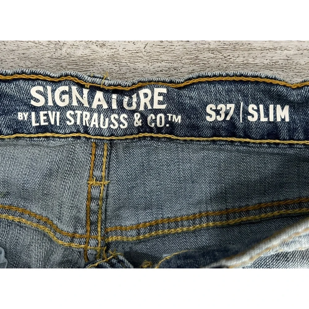 Levis Signature S37 Slim Leg Jeans Mens Size 28x30 Light Wash Denim